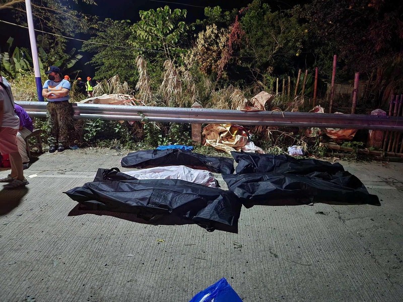 Proses evakuasi korban kecelakaan bus yang jatuh dari tebing di provinsi tengah Antique, Filipina, Selasa (5/12/2023). (Urban Search and Rescue Unit/Handout via REUTERS)