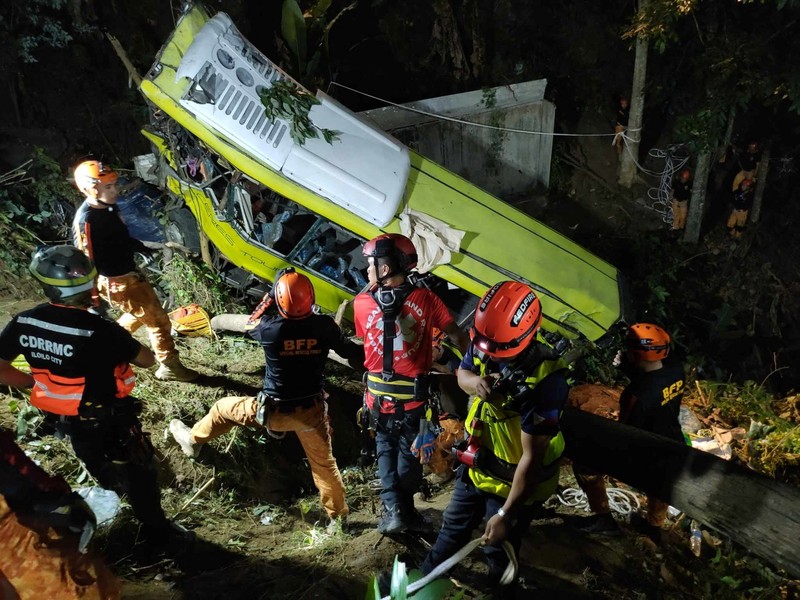 Proses evakuasi korban kecelakaan bus yang jatuh dari tebing di provinsi tengah Antique, Filipina, Selasa (5/12/2023). (Urban Search and Rescue Unit/Handout via REUTERS) Proses evakuasi korban kecelakaan bus yang jatuh dari tebing di provinsi tengah Antique, Filipina, Selasa (5/12/2023). (Urban Search and Rescue Unit/Handout via REUTERS)