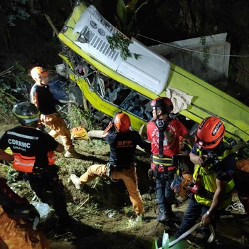 Penampakan Bus Filipina Jatuh ke Jurang, 16 Penumpang Tewas
