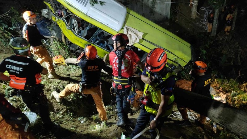 Proses evakuasi korban kecelakaan bus yang jatuh dari tebing di provinsi tengah Antique, Filipina, Selasa (5/12/2023). (Urban Search and Rescue Unit/Handout via REUTERS)