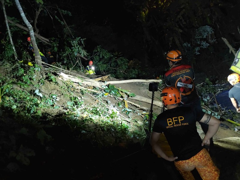Proses evakuasi korban kecelakaan bus yang jatuh dari tebing di provinsi tengah Antique, Filipina, Selasa (5/12/2023). (Urban Search and Rescue Unit/Handout via REUTERS) Proses evakuasi korban kecelakaan bus yang jatuh dari tebing di provinsi tengah Antique, Filipina, Selasa (5/12/2023). (Urban Search and Rescue Unit/Handout via REUTERS)