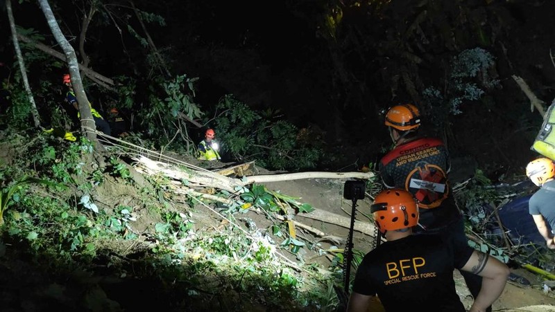 Proses evakuasi korban kecelakaan bus yang jatuh dari tebing di provinsi tengah Antique, Filipina, Selasa (5/12/2023). (Urban Search and Rescue Unit/Handout via REUTERS)