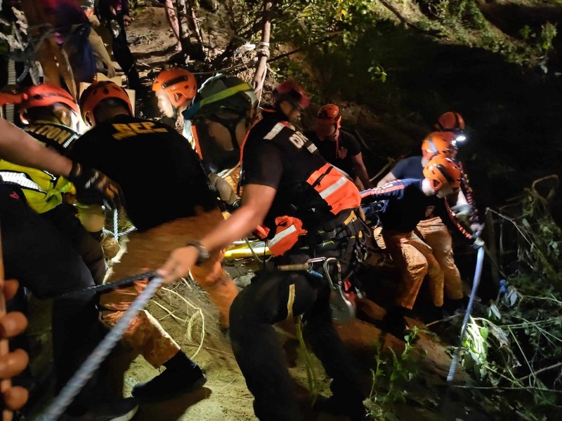 Proses evakuasi korban kecelakaan bus yang jatuh dari tebing di provinsi tengah Antique, Filipina, Selasa (5/12/2023). (Urban Search and Rescue Unit/Handout via REUTERS)