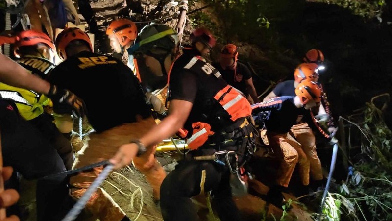 Proses evakuasi korban kecelakaan bus yang jatuh dari tebing di provinsi tengah Antique, Filipina, Selasa (5/12/2023). (Urban Search and Rescue Unit/Handout via REUTERS)