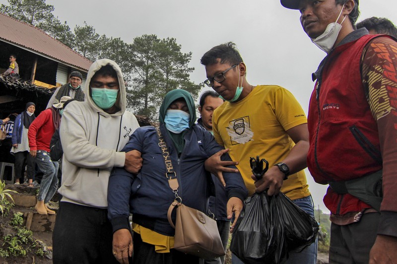 Tim penyelamat membawa jenazah korban letusan Gunung Marapi di Batu Palano, Suamatera Barat, Selasa (5/12/2023). (AP Photo/Sigit Putra)