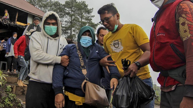 Tim penyelamat membawa jenazah korban letusan Gunung Marapi di Batu Palano, Suamatera Barat, Selasa (5/12/2023). (AP Photo/Sigit Putra)