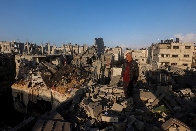 Helikopter Israel menembakkan roket, di tengah konflik yang sedang berlangsung antara Israel dan kelompok Islam Palestina Hamas, di dekat perbatasan Israel-Gaza dilihat dari selatan Israel, 9 Desember 2023. (REUTERS/Athit Perawongmetha)