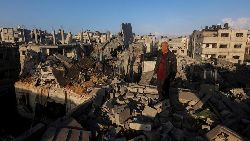 Helikopter Israel menembakkan roket, di tengah konflik yang sedang berlangsung antara Israel dan kelompok Islam Palestina Hamas, di dekat perbatasan Israel-Gaza dilihat dari selatan Israel, 9 Desember 2023. (REUTERS/Athit Perawongmetha)