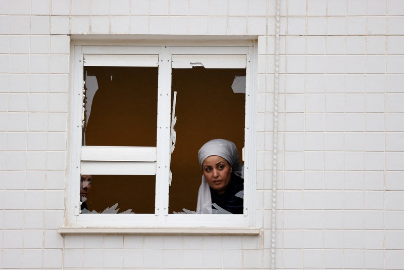 Kondisi bangunan apartemen yang berlubang akibat serangan roket yang diduga milik kelompok militan Hamas di Ashkelon, Israel, Selasa (5/12/2023). (REUTERS/Amir Cohen) Kondisi bangunan apartemen yang berlubang akibat serangan roket yang diduga milik kelompok militan Hamas di Ashkelon, Israel, Selasa (5/12/2023). (REUTERS/Amir Cohen)