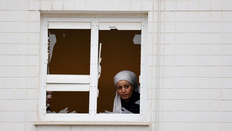 Kondisi bangunan apartemen yang berlubang akibat serangan roket yang diduga milik kelompok militan Hamas di Ashkelon, Israel, Selasa (5/12/2023). (REUTERS/Amir Cohen)