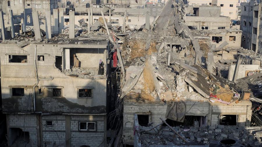 Kobaran api melanda Gaza, di tengah konflik yang sedang berlangsung antara Israel dan kelompok Islam Palestina Hamas, terlihat dari Israel selatan, 6 Desember 2023. (REUTERS/Athit Perawongmetha)