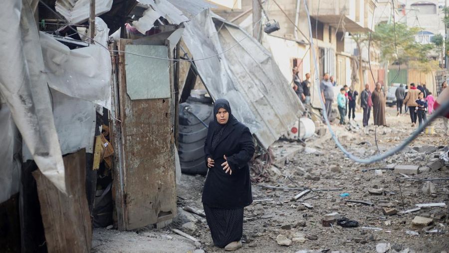 Kobaran api melanda Gaza, di tengah konflik yang sedang berlangsung antara Israel dan kelompok Islam Palestina Hamas, terlihat dari Israel selatan, 6 Desember 2023. (REUTERS/Athit Perawongmetha)