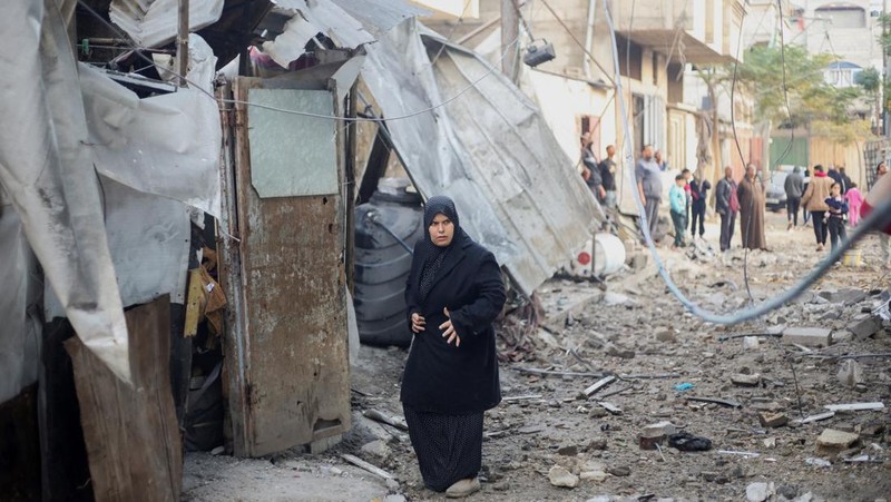 Kobaran api melanda Gaza, di tengah konflik yang sedang berlangsung antara Israel dan kelompok Islam Palestina Hamas, terlihat dari Israel selatan, 6 Desember 2023. (REUTERS/Athit Perawongmetha)