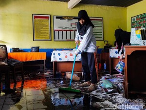 Cerita Asyifa Tunda Ujian gegara Sekolahnya Kebanjiran