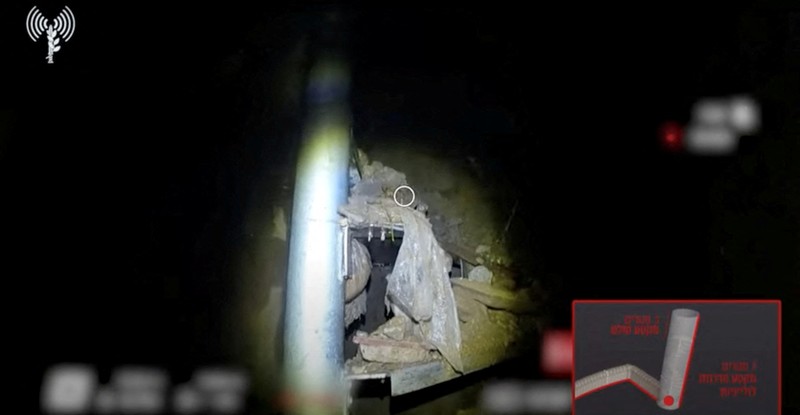 Dalam gambar yang diambil dari video yang dirilis Pasukan Pertahanan Israel pada Rabu, 15 November 2023, tentara Israel berjalan di area rumah sakit Al-Shifa di Kota Gaza. (Israel Defense Forces via AP) Dalam gambar yang diambil dari video yang dirilis Pasukan Pertahanan Israel pada Rabu, 15 November 2023, tentara Israel berjalan di area rumah sakit Al-Shifa di Kota Gaza. (Israel Defense Forces via AP)