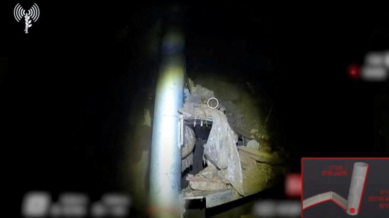 Dalam gambar yang diambil dari video yang dirilis Pasukan Pertahanan Israel pada Rabu, 15 November 2023, tentara Israel berjalan di area rumah sakit Al-Shifa di Kota Gaza. (Israel Defense Forces via AP)