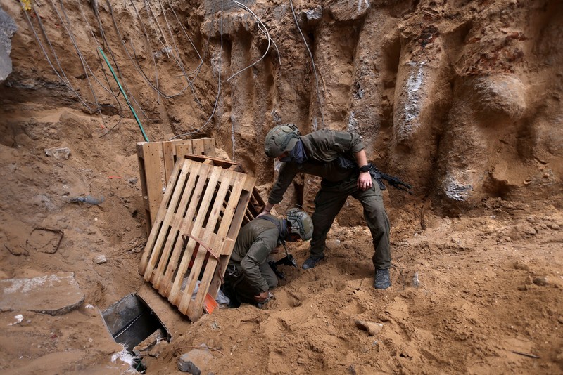Dalam gambar yang diambil dari video yang dirilis Pasukan Pertahanan Israel pada Rabu, 15 November 2023, tentara Israel berjalan di area rumah sakit Al-Shifa di Kota Gaza. (Israel Defense Forces via AP)