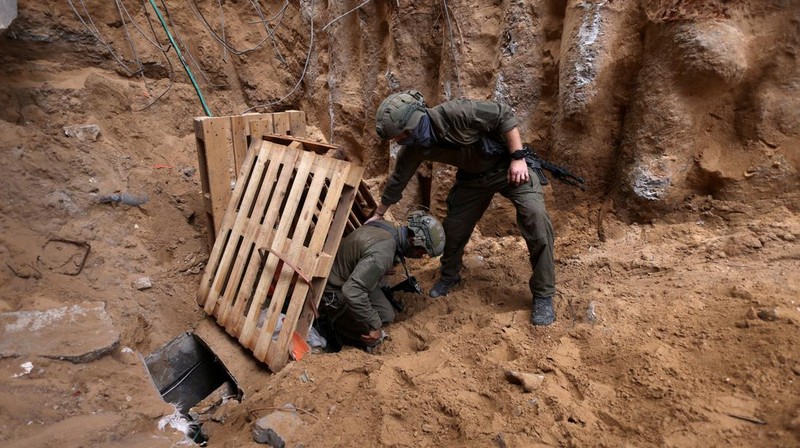 Dalam gambar yang diambil dari video yang dirilis Pasukan Pertahanan Israel pada Rabu, 15 November 2023, tentara Israel berjalan di area rumah sakit Al-Shifa di Kota Gaza. (Israel Defense Forces via AP)