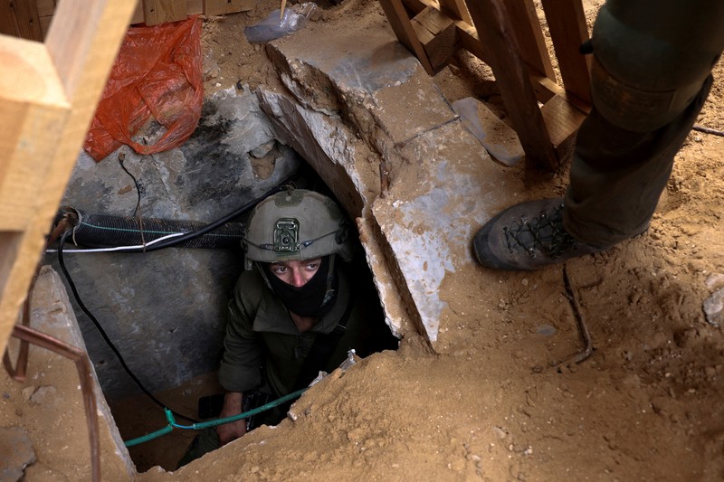 Dalam gambar yang diambil dari video yang dirilis Pasukan Pertahanan Israel pada Rabu, 15 November 2023, tentara Israel berjalan di area rumah sakit Al-Shifa di Kota Gaza. (Israel Defense Forces via AP)