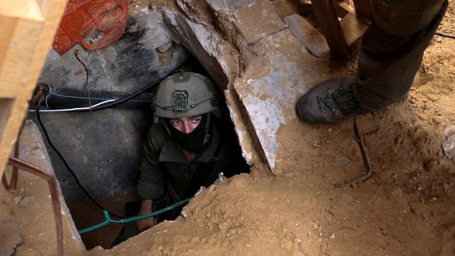 Tentara Israel memeriksa terowongan yang diduga mejadi tempat persembunyian kelompok militan Hamas di RS Al Shifa, Jalur Gaza. (REUTERS/Ronen Zvulun/File Photo)