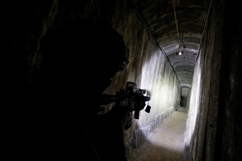 Dalam gambar yang diambil dari video yang dirilis Pasukan Pertahanan Israel pada Rabu, 15 November 2023, tentara Israel berjalan di area rumah sakit Al-Shifa di Kota Gaza. (Israel Defense Forces via AP)