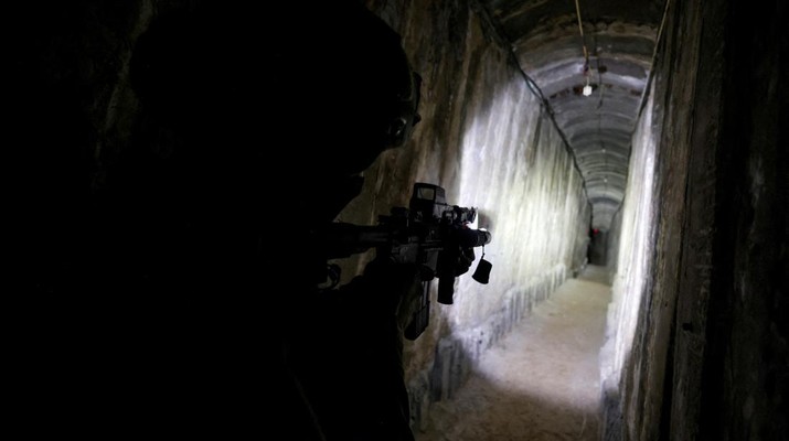 Tentara Israel memeriksa terowongan yang diduga mejadi tempat persembunyian kelompok militan Hamas di RS Al Shifa, Jalur Gaza. (REUTERS/Ronen Zvulun/File Photo)