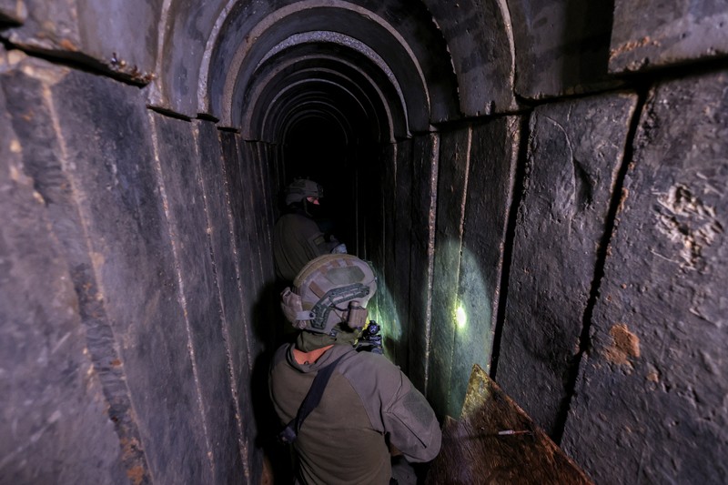 Tentara Israel memeriksa terowongan yang diduga mejadi tempat persembunyian kelompok militan Hamas di RS Al Shifa, Jalur Gaza. (REUTERS/Ronen Zvulun/File Photo) Tentara Israel memeriksa terowongan yang diduga mejadi tempat persembunyian kelompok militan Hamas di RS Al Shifa, Jalur Gaza. (REUTERS/Ronen Zvulun/File Photo)
