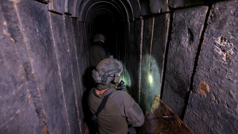 Dalam gambar yang diambil dari video yang dirilis Pasukan Pertahanan Israel pada Rabu, 15 November 2023, tentara Israel berjalan di area rumah sakit Al-Shifa di Kota Gaza. (Israel Defense Forces via AP)