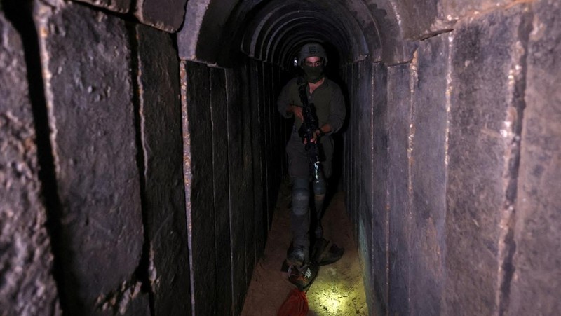 Dalam gambar yang diambil dari video yang dirilis Pasukan Pertahanan Israel pada Rabu, 15 November 2023, tentara Israel berjalan di area rumah sakit Al-Shifa di Kota Gaza. (Israel Defense Forces via AP)