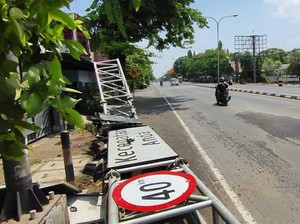 Ambruk Ditabrak Truk, Tiang Alat Pengukur Kecepatan di Pasuruan Timpa Rumah