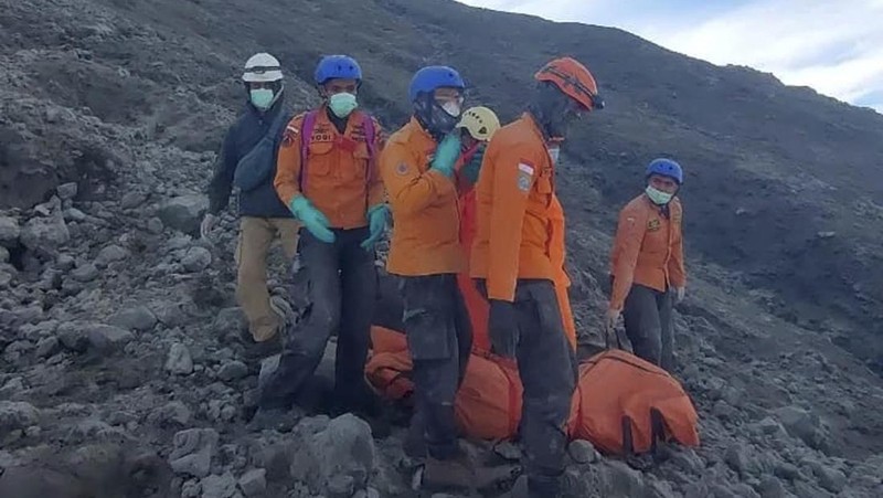 Tim penyelamat membawa jenazah korban letusan Gunung Marapi di Batu Palano, Suamatera Barat, Selasa (5/12/2023). (AP Photo/Sigit Putra)