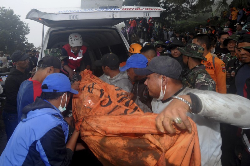 Tim penyelamat membawa jenazah korban letusan Gunung Marapi di Batu Palano, Suamatera Barat, Selasa (5/12/2023). (AP Photo/Sigit Putra) Tim penyelamat membawa jenazah korban letusan Gunung Marapi di Batu Palano, Suamatera Barat, Selasa (5/12/2023). (AP Photo/Sigit Putra)