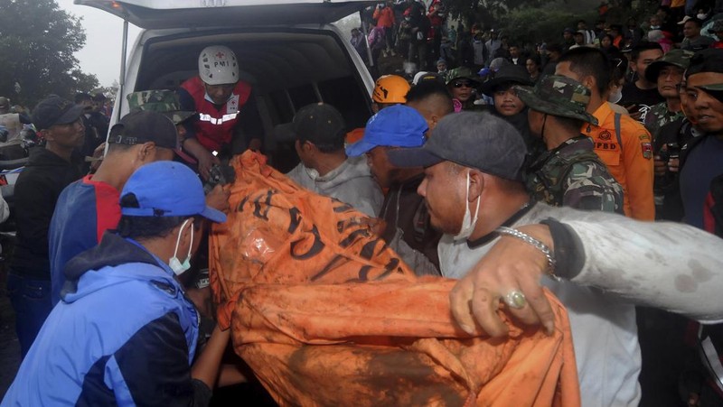 Tim penyelamat membawa jenazah korban letusan Gunung Marapi di Batu Palano, Suamatera Barat, Selasa (5/12/2023). (AP Photo/Sigit Putra)