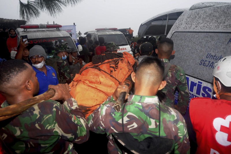 Tim penyelamat membawa jenazah korban letusan Gunung Marapi di Batu Palano, Suamatera Barat, Selasa (5/12/2023). (AP Photo/Sigit Putra) Tim penyelamat membawa jenazah korban letusan Gunung Marapi di Batu Palano, Suamatera Barat, Selasa (5/12/2023). (AP Photo/Sigit Putra)