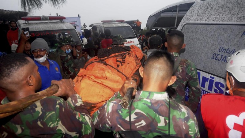 Tim penyelamat membawa jenazah korban letusan Gunung Marapi di Batu Palano, Suamatera Barat, Selasa (5/12/2023). (AP Photo/Sigit Putra)