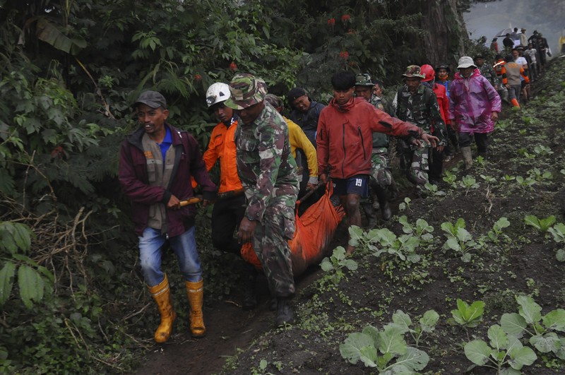 Tim penyelamat membawa jenazah korban letusan Gunung Marapi di Batu Palano, Suamatera Barat, Selasa (5/12/2023). (AP Photo/Sigit Putra) Tim penyelamat membawa jenazah korban letusan Gunung Marapi di Batu Palano, Suamatera Barat, Selasa (5/12/2023). (AP Photo/Sigit Putra)