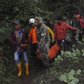 Detik-detik Tim Gabungan Evakuasi Jenazah Pendaki Marapi
