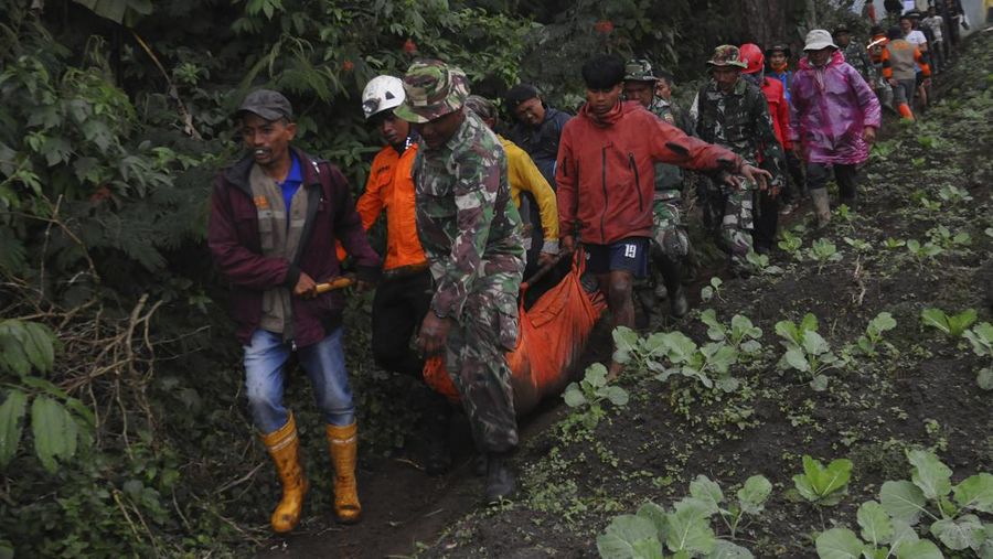 Tim penyelamat membawa jenazah korban letusan Gunung Marapi di Batu Palano, Suamatera Barat, Selasa (5/12/2023). (AP Photo/Sigit Putra)