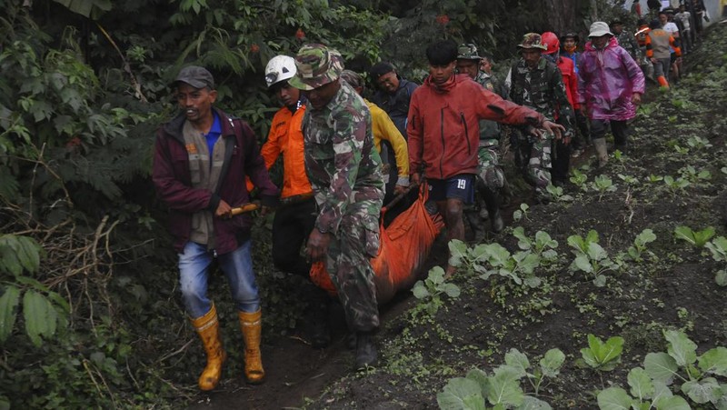 Tim penyelamat membawa jenazah korban letusan Gunung Marapi di Batu Palano, Suamatera Barat, Selasa (5/12/2023). (AP Photo/Sigit Putra)