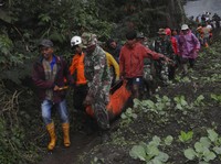 Detik-detik Tim Gabungan Evakuasi Jenazah Pendaki Marapi