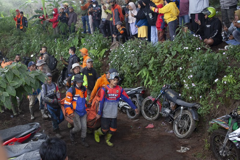 Tim penyelamat membawa jenazah korban letusan Gunung Marapi di Batu Palano, Suamatera Barat, Selasa (5/12/2023). (AP Photo/Sigit Putra)