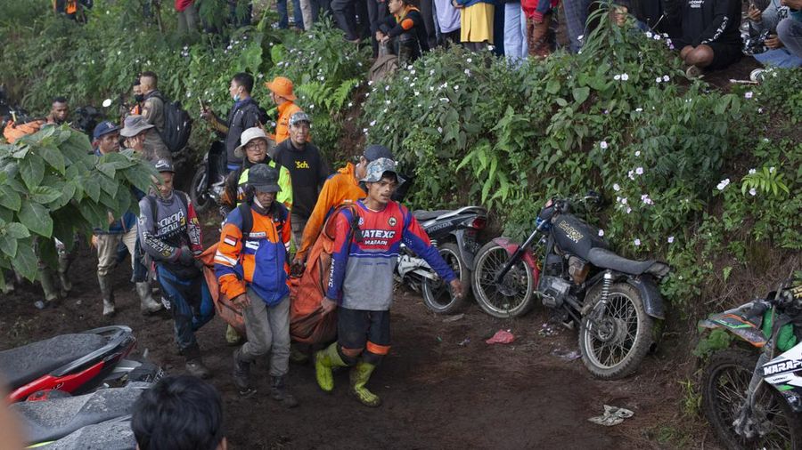 Tim penyelamat membawa jenazah korban letusan Gunung Marapi di Batu Palano, Suamatera Barat, Selasa (5/12/2023). (AP Photo/Sigit Putra)