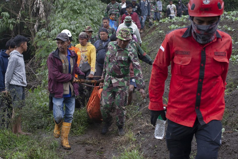Tim penyelamat membawa jenazah korban letusan Gunung Marapi di Batu Palano, Suamatera Barat, Selasa (5/12/2023). (AP Photo/Sigit Putra) Tim penyelamat membawa jenazah korban letusan Gunung Marapi di Batu Palano, Suamatera Barat, Selasa (5/12/2023). (AP Photo/Sigit Putra)