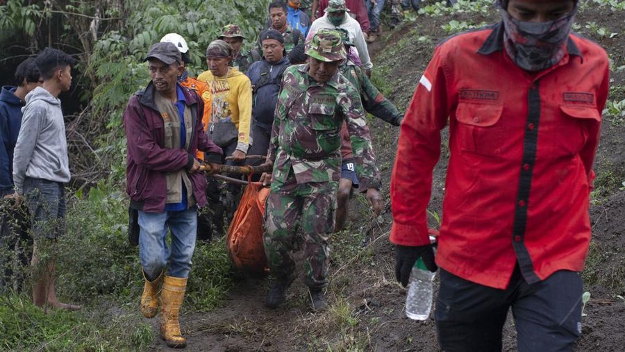 Tim penyelamat membawa jenazah korban letusan Gunung Marapi di Batu Palano, Suamatera Barat, Selasa (5/12/2023). (AP Photo/Sigit Putra)
