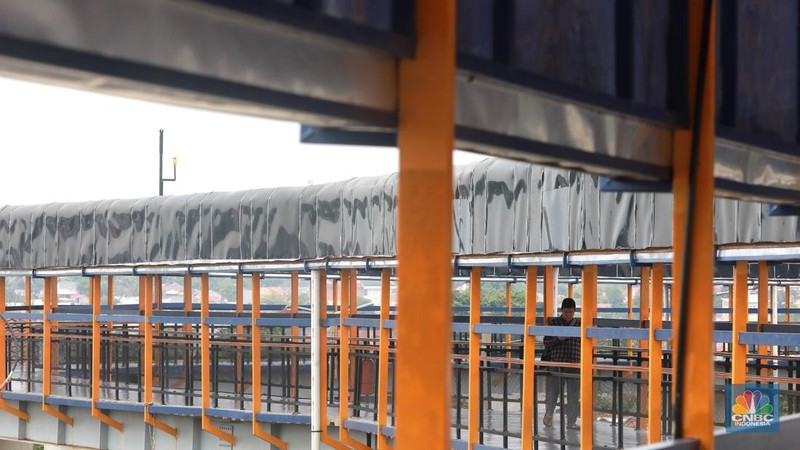 Warga berjalan di area Skybridge Bojonggede di Kabupaten Bogor, Jawa Barat, Rabu, (6/12/2023). Skybridge ini mulai dibuka untuk uji coba 6-7 Desember 2023. Skybridge ini menghubungkan terminal dengan Stasiun Bojonggede. (CNBC Indonesia/Muhammad Sabki)
