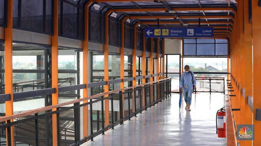 Warga berjalan di area Skybridge Bojonggede di Kabupaten Bogor, Jawa Barat, Rabu, (6/12/2023). Skybridge ini mulai dibuka untuk uji coba 6-7 Desember 2023. Skybridge ini menghubungkan terminal dengan Stasiun Bojonggede. (CNBC Indonesia/Muhammad Sabki)