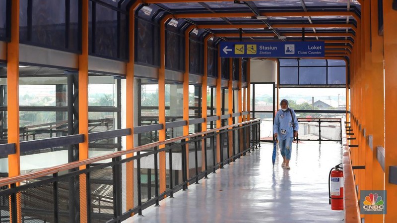 Warga berjalan di area Skybridge Bojonggede di Kabupaten Bogor, Jawa Barat, Rabu, (6/12/2023). Skybridge ini mulai dibuka untuk uji coba 6-7 Desember 2023. Skybridge ini menghubungkan terminal dengan Stasiun Bojonggede. (CNBC Indonesia/Muhammad Sabki)