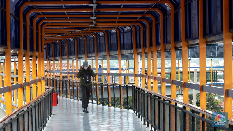 Warga berjalan di area Skybridge Bojonggede di Kabupaten Bogor, Jawa Barat, Rabu, (6/12/2023). Skybridge ini mulai dibuka untuk uji coba 6-7 Desember 2023. Skybridge ini menghubungkan terminal dengan Stasiun Bojonggede. Warga berjalan di area Skybridge Bojonggede di Kabupaten Bogor, Jawa Barat, Rabu, (6/12/2023). Skybridge ini mulai dibuka untuk uji coba 6-7 Desember 2023. Skybridge ini menghubungkan terminal dengan Stasiun Bojonggede. (CNBC Indonesia/Muhammad Sabki)