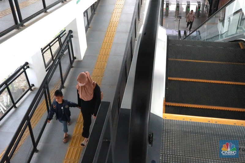 Warga berjalan di area Skybridge Bojonggede di Kabupaten Bogor, Jawa Barat, Rabu, (6/12/2023). Skybridge ini mulai dibuka untuk uji coba 6-7 Desember 2023. Skybridge ini menghubungkan terminal dengan Stasiun Bojonggede. Warga berjalan di area Skybridge Bojonggede di Kabupaten Bogor, Jawa Barat, Rabu, (6/12/2023). Skybridge ini mulai dibuka untuk uji coba 6-7 Desember 2023. Skybridge ini menghubungkan terminal dengan Stasiun Bojonggede. (CNBC Indonesia/Muhammad Sabki)