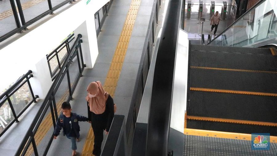 Warga berjalan di area Skybridge Bojonggede di Kabupaten Bogor, Jawa Barat, Rabu, (6/12/2023). Skybridge ini mulai dibuka untuk uji coba 6-7 Desember 2023. Skybridge ini menghubungkan terminal dengan Stasiun Bojonggede. (CNBC Indonesia/Muhammad Sabki)